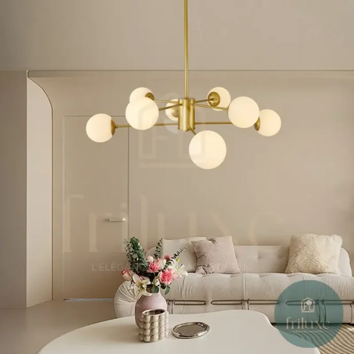 Suspension Moderne 8 Lumières Finition Dorée Globes en Verre Blanc 3
